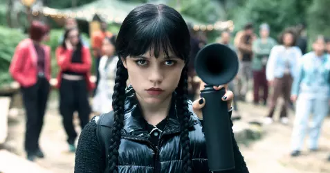 Шоураннеры сериала Уэнсдэй на Netflix намекают на возможное количество сезонов сверхъестественного проекта.